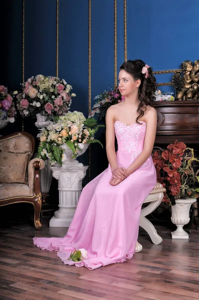 Mladá Brunetka Dívka Růžové Elegantní Šaty Mezi Květy Místnosti — Stock fotografie