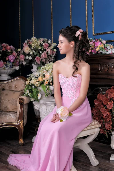 Jovem Morena Menina Vestido Elegante Rosa Entre Flores Sala — Fotografia de Stock