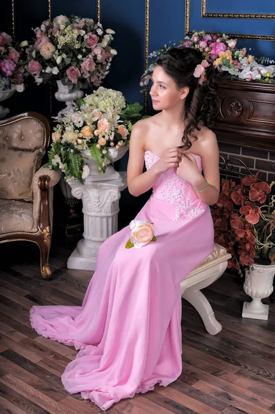 Jovem Morena Menina Vestido Elegante Rosa Entre Flores Sala — Fotografia de Stock