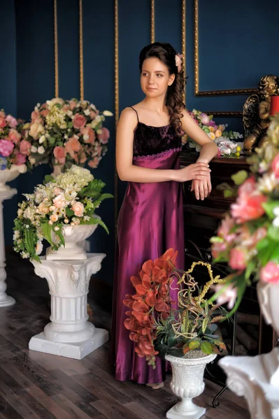 Jovem Morena Menina Vestido Elegante Borgonha Entre Flores Sala — Fotografia de Stock