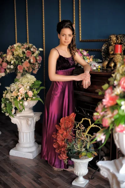 Jovem Morena Menina Vestido Elegante Borgonha Entre Flores Sala — Fotografia de Stock