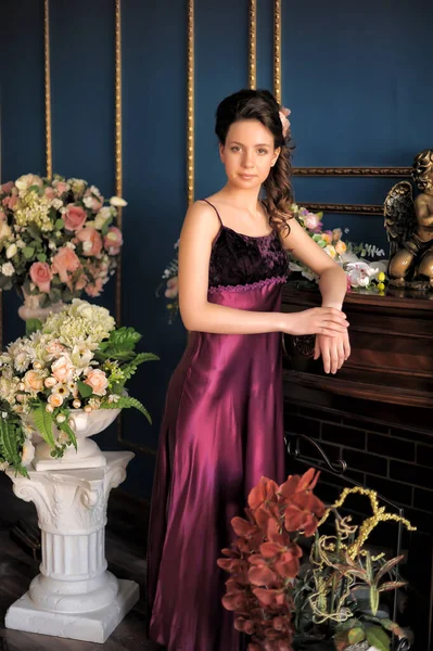 Jovem Morena Menina Vestido Elegante Borgonha Entre Flores Sala — Fotografia de Stock