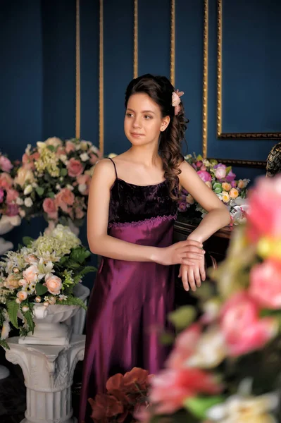 Jovem Morena Menina Vestido Elegante Borgonha Entre Flores Sala — Fotografia de Stock