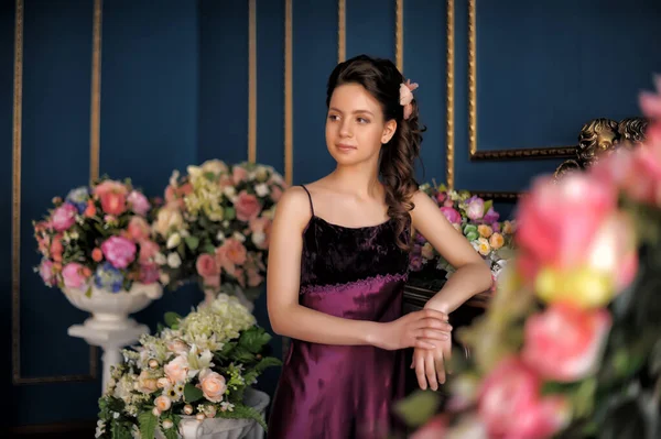 Jovem Morena Menina Vestido Elegante Borgonha Entre Flores Sala — Fotografia de Stock