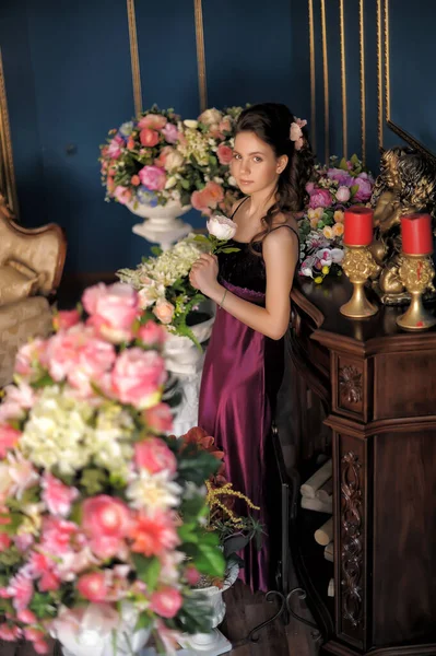 Mladá Brunetka Dívka Burgundské Elegantní Šaty Mezi Květy Pokoji — Stock fotografie