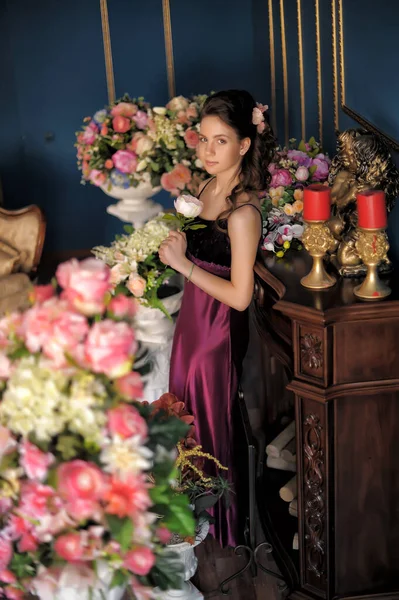 Jovem Morena Menina Vestido Elegante Borgonha Entre Flores Sala — Fotografia de Stock
