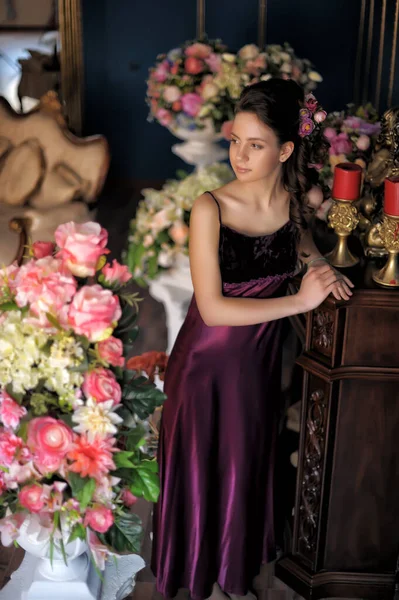 Young Brunette Girl Burgundy Elegant Dress Flowers Room — Stock Photo, Image