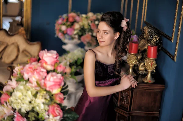 Jovem Morena Menina Vestido Elegante Borgonha Entre Flores Sala — Fotografia de Stock