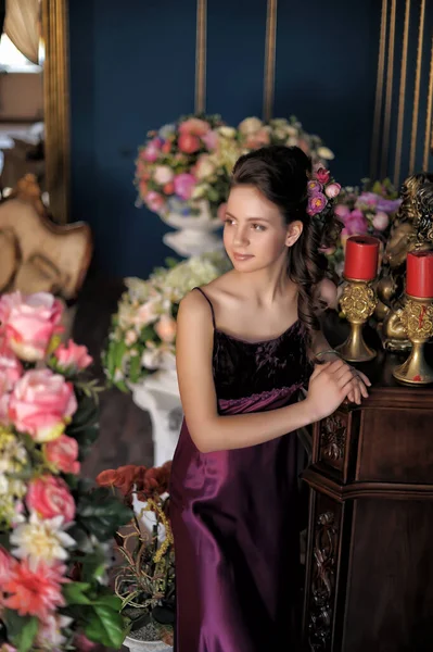 Giovane Ragazza Bruna Abito Elegante Bordeaux Tra Fiori Nella Stanza — Foto Stock