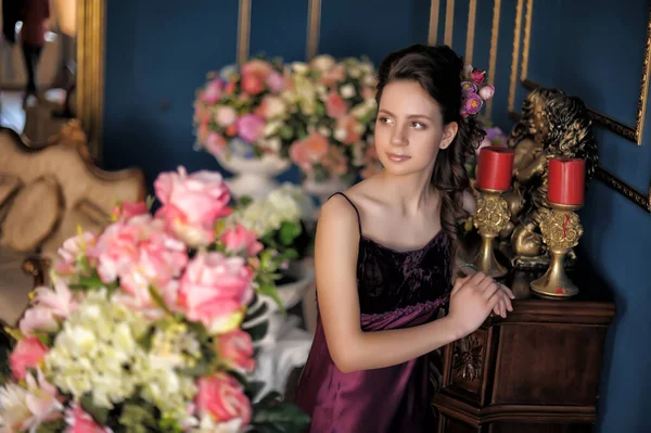 Jovem Morena Menina Vestido Elegante Borgonha Entre Flores Sala — Fotografia de Stock