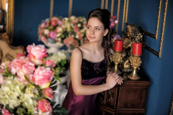 Jovem Morena Menina Vestido Elegante Borgonha Entre Flores Sala — Fotografia de Stock