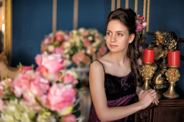 Молодая Брюнетка Бордовом Элегантном Платье Среди Цветов Комнате — стоковое фото