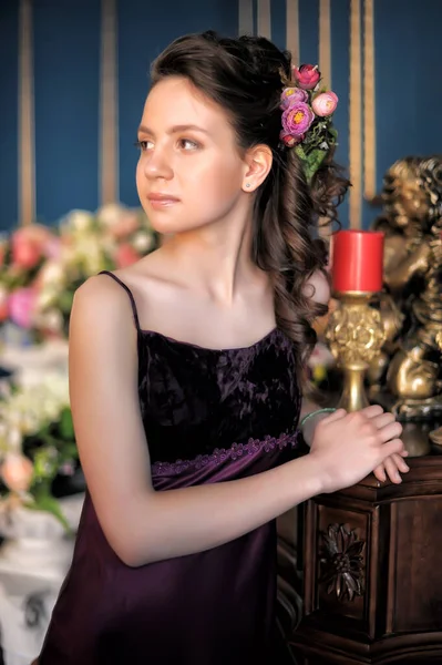 Ung Brunett Flicka Vinröd Elegant Klänning Bland Blommorna Rummet — Stockfoto