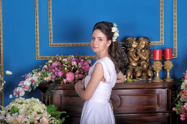 Jovem Morena Princesa Menina Vestido Elegante Branco Entre Flores Sala — Fotografia de Stock