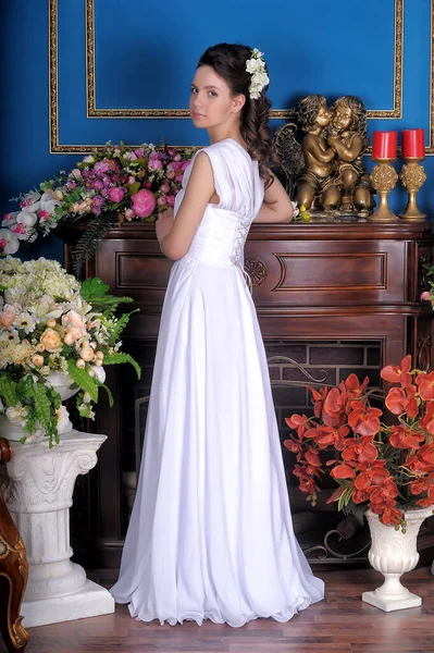 Jovem Morena Princesa Menina Vestido Elegante Branco Entre Flores Sala — Fotografia de Stock