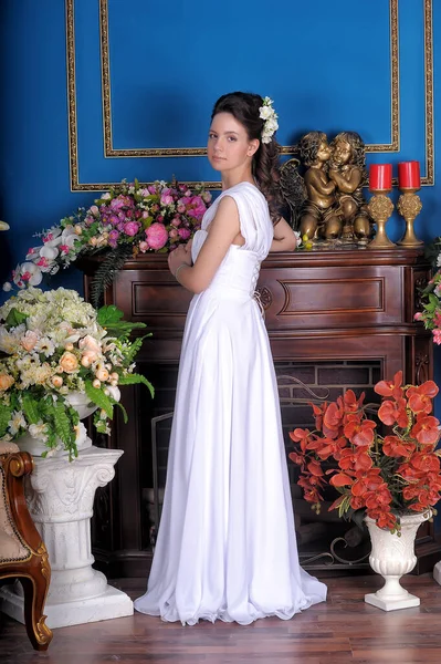 Giovane Ragazza Principessa Bruna Abito Elegante Bianco Tra Fiori Nella — Foto Stock