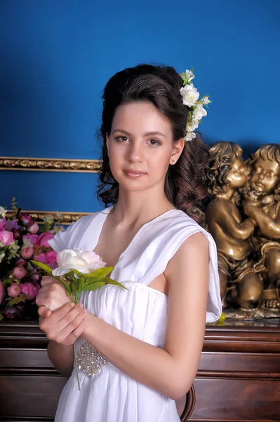 Молодая Брюнетка Принцесса Девушка Белом Элегантном Платье Среди Цветов Комнате — стоковое фото
