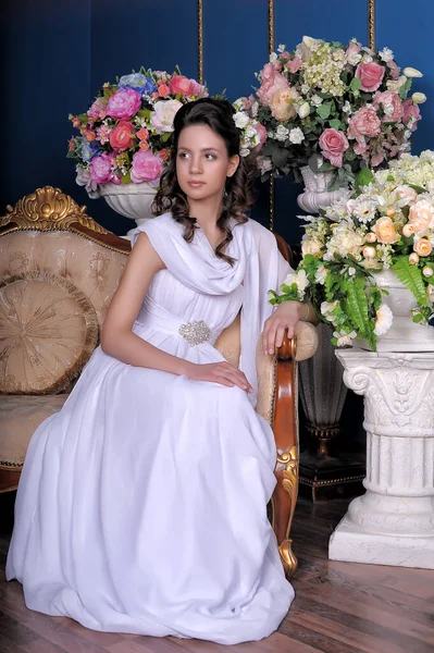 Joven Morena Princesa Chica Vestido Elegante Blanco Entre Las Flores — Foto de Stock