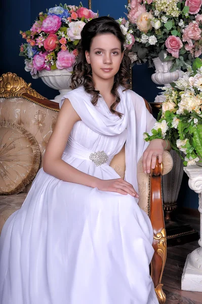 Beyaz Elbiseli Esmer Prenses Kız Odadaki Çiçeklerin Arasında — Stok fotoğraf