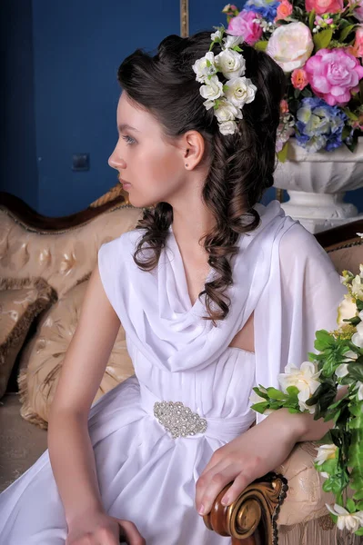 Joven Morena Princesa Chica Vestido Elegante Blanco Entre Las Flores —  Fotos de Stock