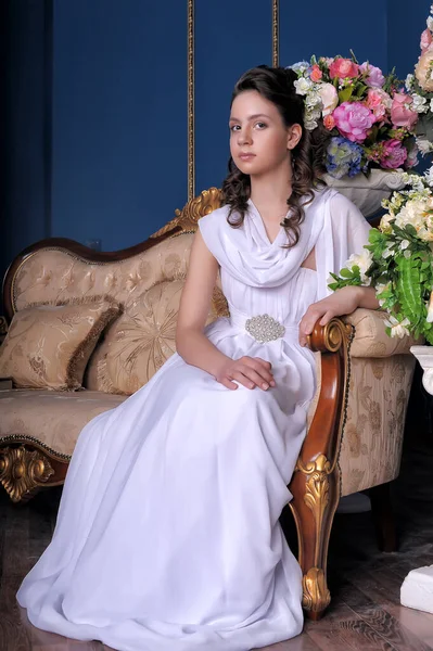 Jovem Morena Princesa Menina Vestido Elegante Branco Entre Flores Sala — Fotografia de Stock