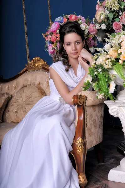 Jovem Morena Princesa Menina Vestido Elegante Branco Entre Flores Sala — Fotografia de Stock