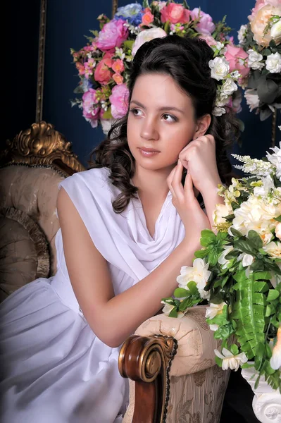 Mladá Brunetka Princezna Dívka Bílém Elegantní Šaty Mezi Květy Místnosti — Stock fotografie