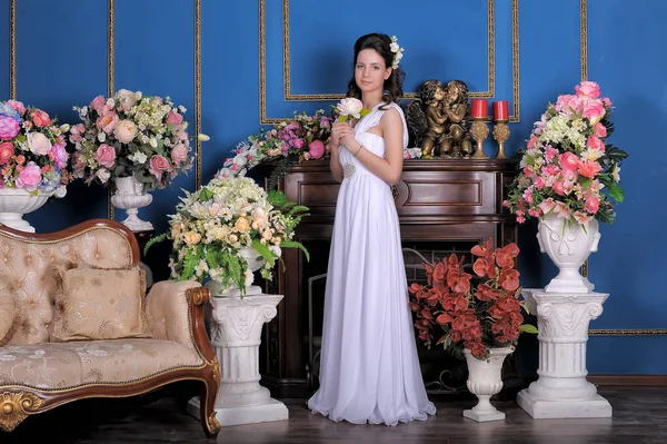 Jovem Morena Princesa Menina Vestido Elegante Branco Entre Flores Sala — Fotografia de Stock