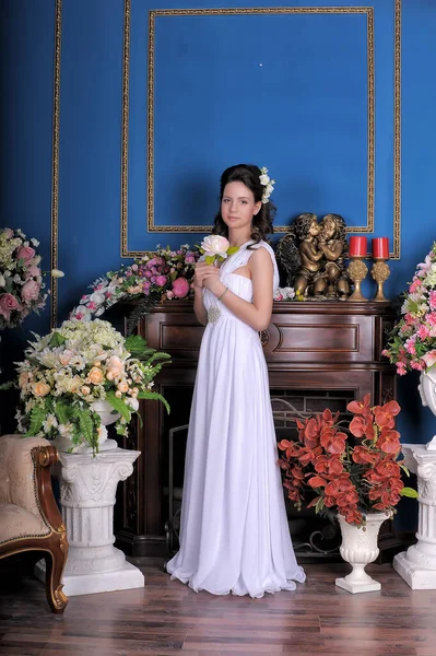 Молода Брюнетка Принцеса Дівчина Білій Елегантній Сукні Серед Квітів Кімнаті — стокове фото