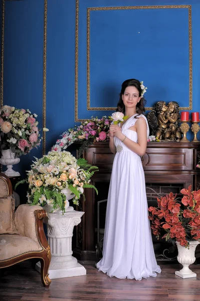 Jovem Morena Princesa Menina Vestido Elegante Branco Entre Flores Sala — Fotografia de Stock