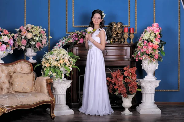 Joven Morena Princesa Chica Vestido Elegante Blanco Entre Las Flores — Foto de Stock