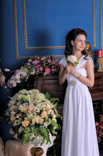 Jovem Morena Princesa Menina Vestido Elegante Branco Entre Flores Sala — Fotografia de Stock