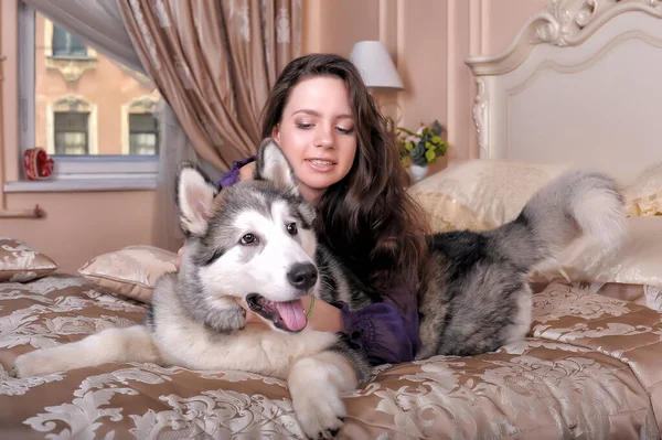 Jeune Fille Dans Une Robe Lilas Avec Son Malamute Lit — Photo