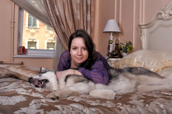 Jeune Fille Dans Une Robe Lilas Avec Son Malamute Lit — Photo