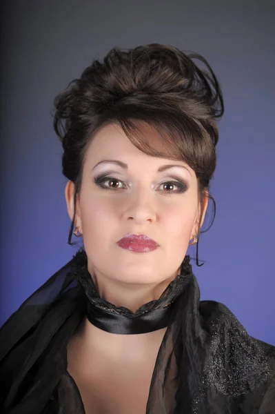 美しいブルネット女性で黒セクシー服で大規模なネックラインの肖像画 — ストック写真