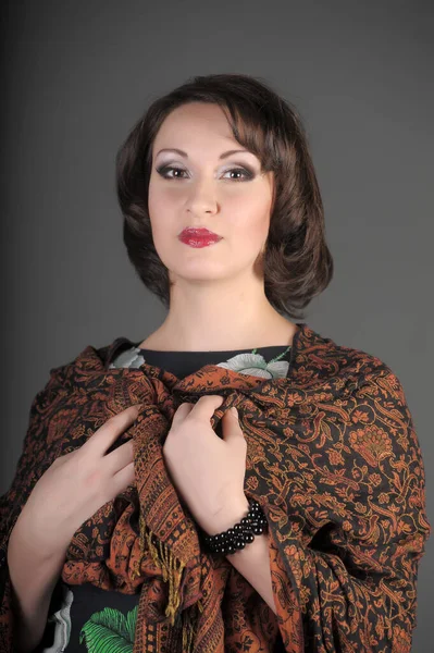 Portret Van Een Mooie Brunette Vrouw Met Een Bruine Sjaal — Stockfoto