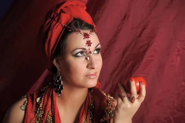 Krásná Brunetka Žena Červené Orientální Oblečení Turban Šperky Hlavě Jablko — Stock fotografie