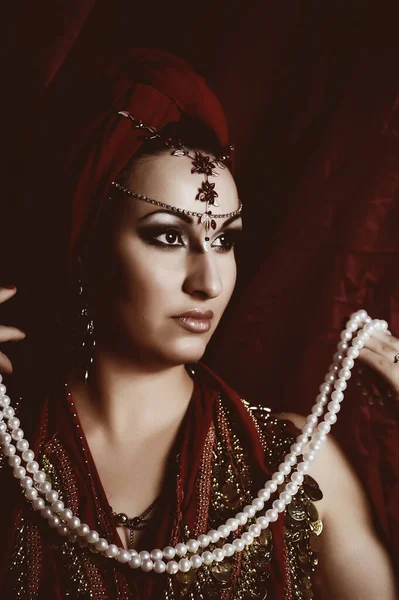 Schöne Brünette Frau Roten Orientalischen Kleidern Mit Turban Und Schmuck — Stockfoto