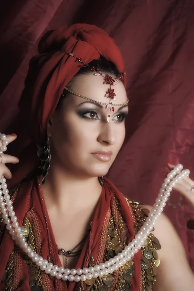 Hermosa Mujer Morena Ropa Oriental Roja Con Turbante Joyas Cabeza —  Fotos de Stock