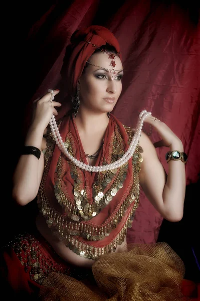 Hermosa Mujer Morena Ropa Oriental Roja Con Turbante Joyas Cabeza — Foto de Stock