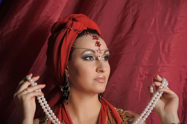 Krásná Brunetka Žena Červeném Orientálním Oblečení Turbanem Šperky Hlavě — Stock fotografie