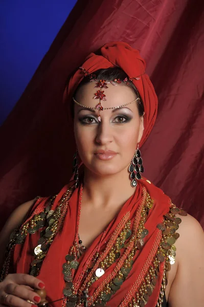 Όμορφη Μελαχρινή Γυναίκα Κόκκινα Ανατολίτικα Ρούχα Τουρμπάνι Και Κοσμήματα Στο — Φωτογραφία Αρχείου