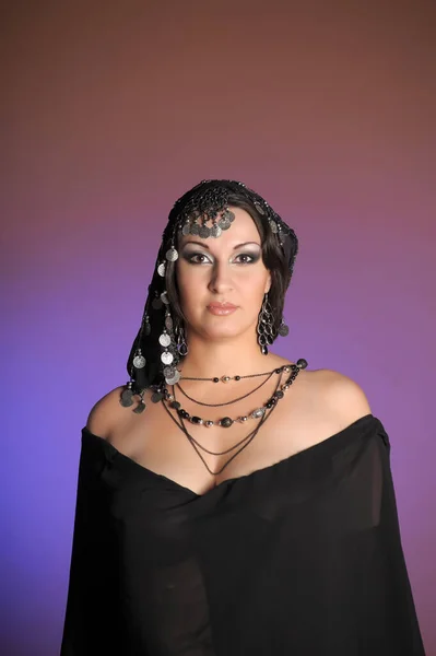 Hermosa Mujer Morena Ropa Oriental Negro Con Turbante Adornos Cabeza — Foto de Stock