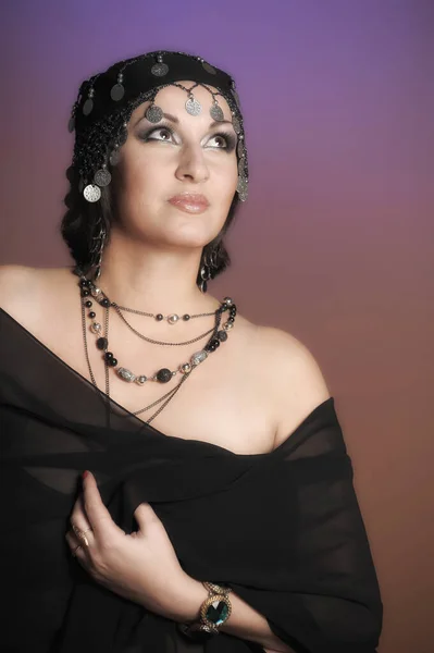 Piękna Brunetka Kobieta Czarne Orientalne Ubrania Turbanem Ozdoby Głowie — Zdjęcie stockowe