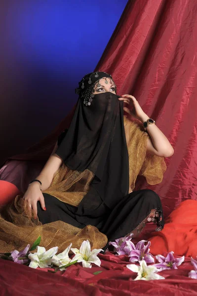 Hermosa Mujer Morena Ropa Oriental Negro Con Turbante Adornos Cabeza — Foto de Stock