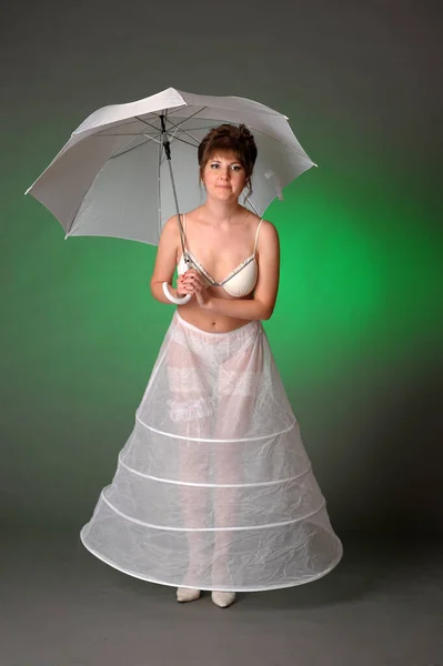 Menina Casaco Com Guarda Chuva Fundo Verde — Fotografia de Stock