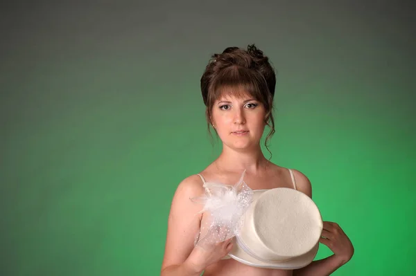 Brunette Green Background Studio Closing Hat — Stock Photo, Image