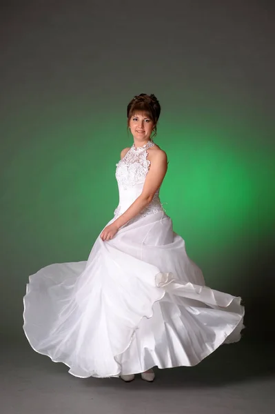 Брюнетка Наречена Студією Зеленому Фоні Весільній Сукні — стокове фото