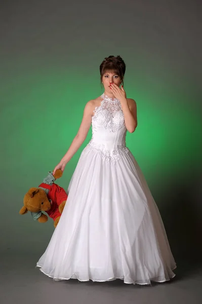 Barna Menyasszony Egy Stúdió Zöld Háttér Egy Esküvői Ruha Egy — Stock Fotó