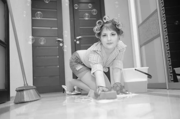 Housewife Curlers Washes Floors Standing His Knees Sexy — Stock Photo, Image